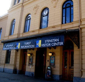 Stenstan Visitor Center har fått sin entréskylt på plats
